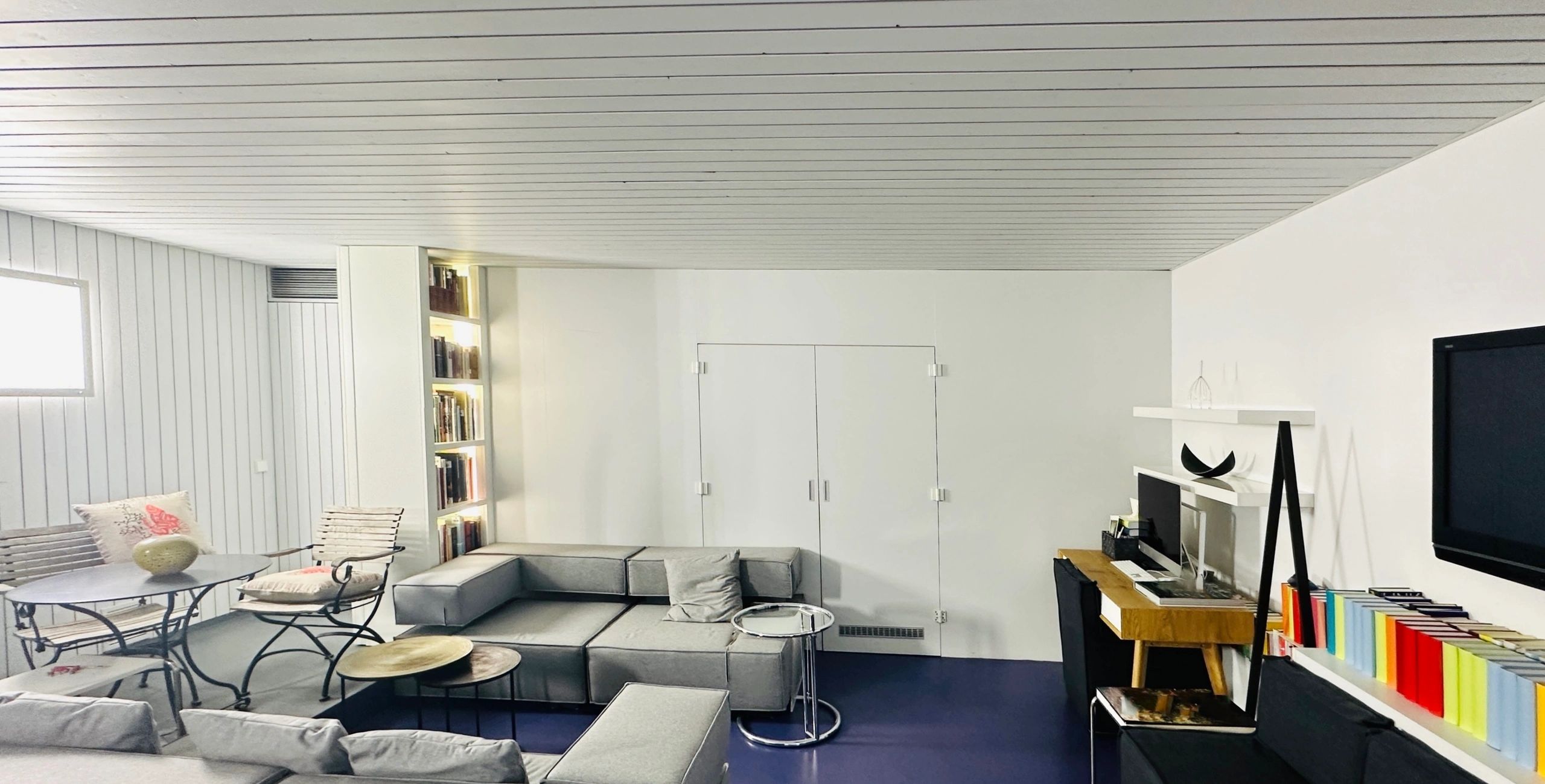 Yenilenmiş modern ofis iç mekanı