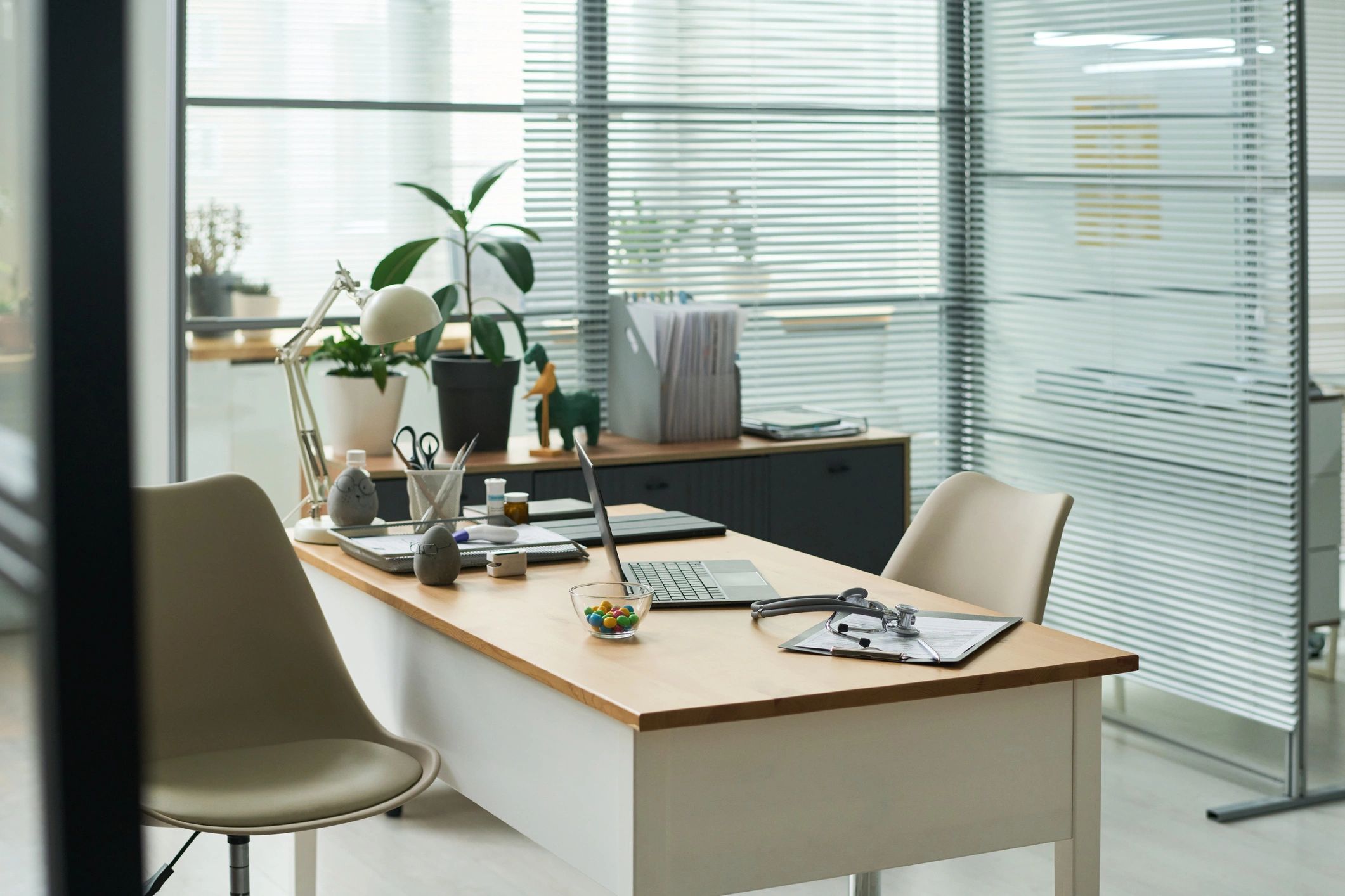 Analitik ekranlı ofis çalışma alanı